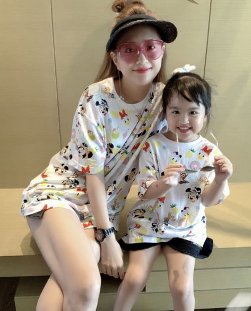包贝尔坑娃笑翻众人,女儿饺子做搞怪表情模仿手机壳图案