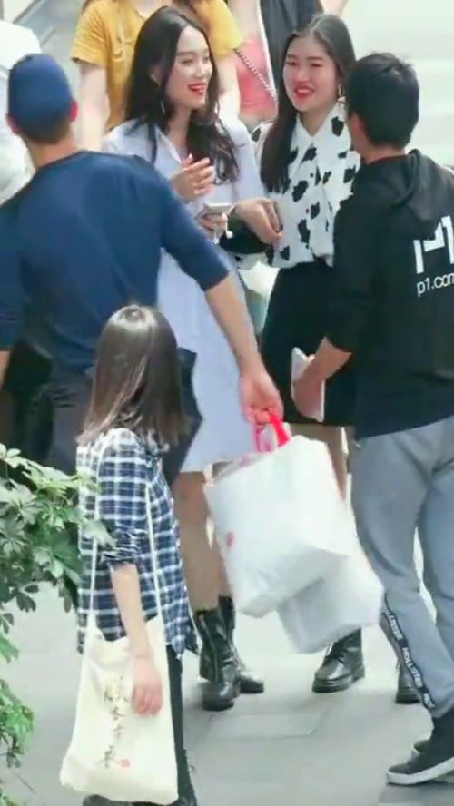两位一起逛街的美女,突然被搭讪,表情亮了
