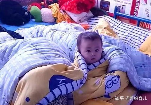 宝妈哄娃睡觉自己睡着了,孩子躲被窝里看电视,脸上表情太萌了