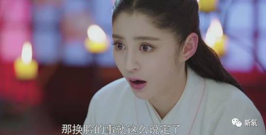 和整成外星人般的李心艾站在一起,张馨予的脸简直不要太自然哦