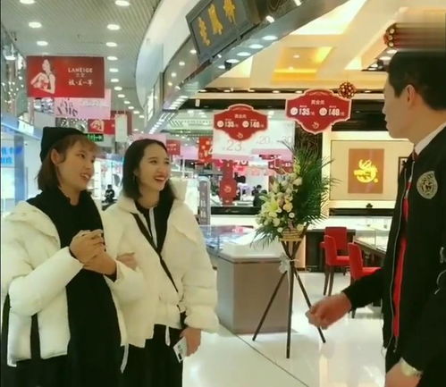 小伙商场搭讪撩妹,土味情话一套接一套,小姐姐都招架不住了