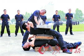 特警黑豹突击队保驾亚运汽车碾胸若等闲