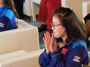 傅园慧出席活动涂彩色指甲做可爱小女人