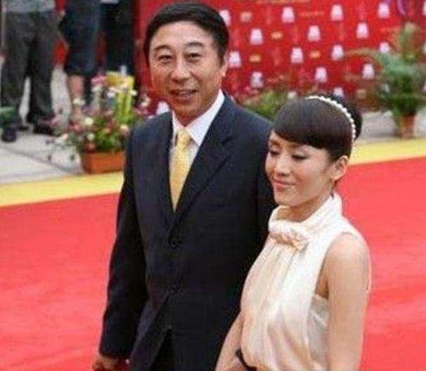 冯巩老婆近照曝光,原来冯巩每天要面对这样的女人,难怪不愿公开