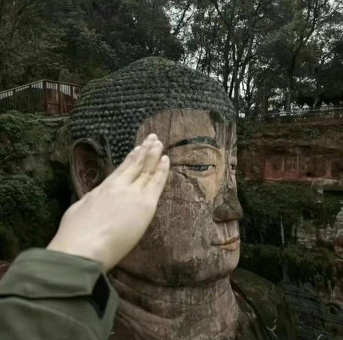 当代年轻人打卡石窟新方式,佛祖你这泼猴