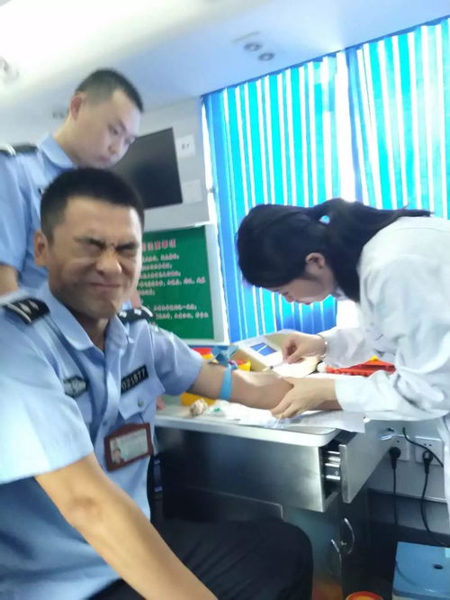 什么情况几位警察都大出血了,身边战友还笑个不停