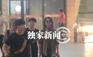 独家周迅抵沪主动与记者问好低调探班高圣远