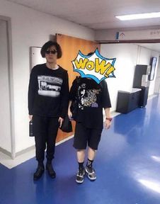 胡歌在线为发型正名我不是爆炸头,表情搞怪双手狂舞超可爱