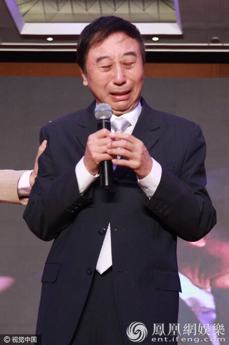 冯巩现身发布会变表情包翁虹优雅亮相台下与人热聊