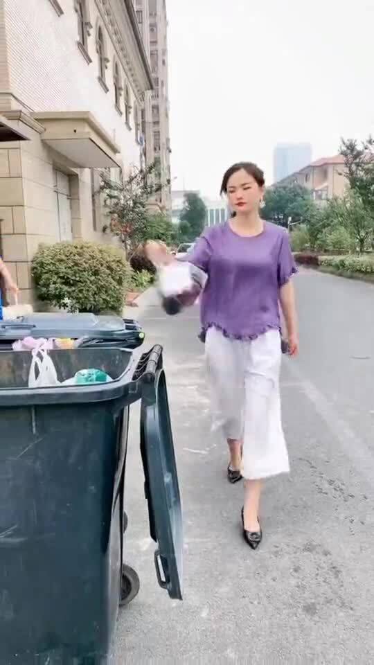美女玩手机,竟把香蕉扔进垃圾桶,看来家里是有矿